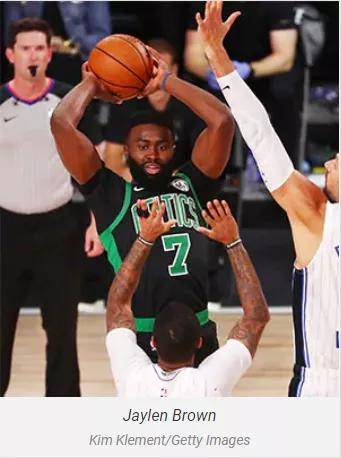  杰伦布朗暴扣点燃全场，凯尔特人逆转篮网登顶