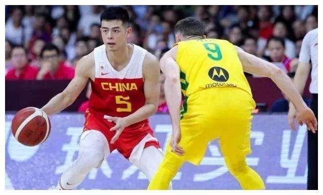  卡尔斯鲁厄中场控制力强，掌控节奏主导比赛走势